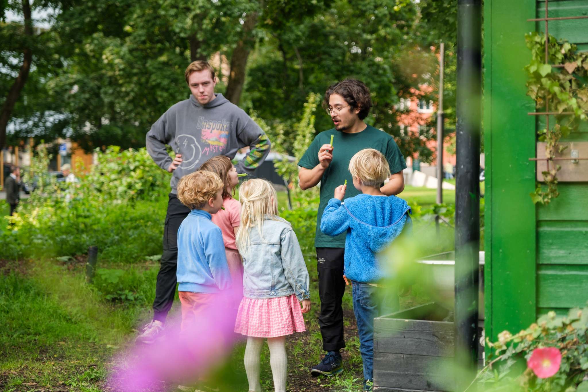 Barnehagebarn på besøk hos Løkkabonden i Sofienbergparken