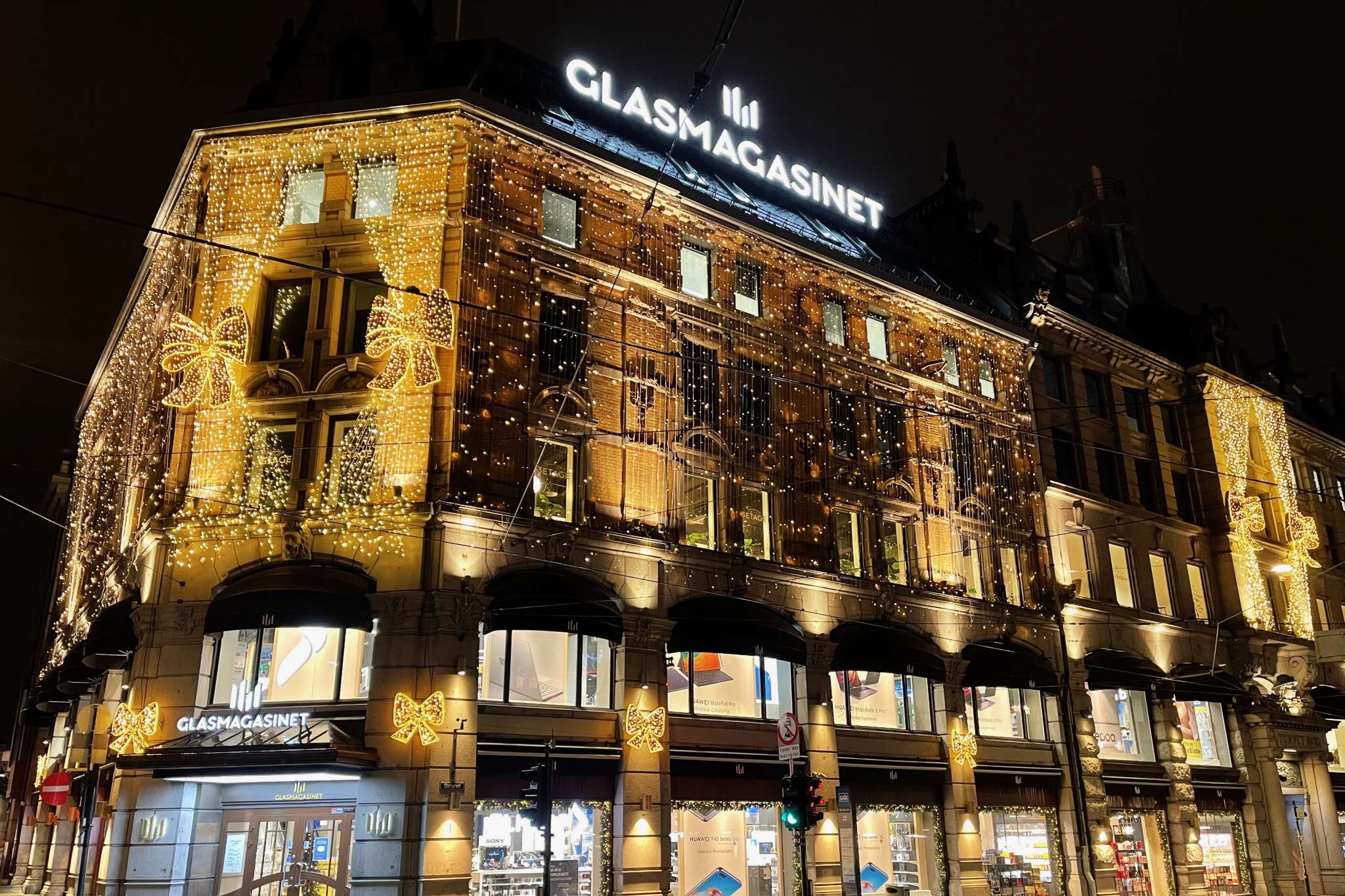 Julebelyst fasadebilde av Glasmagasinet