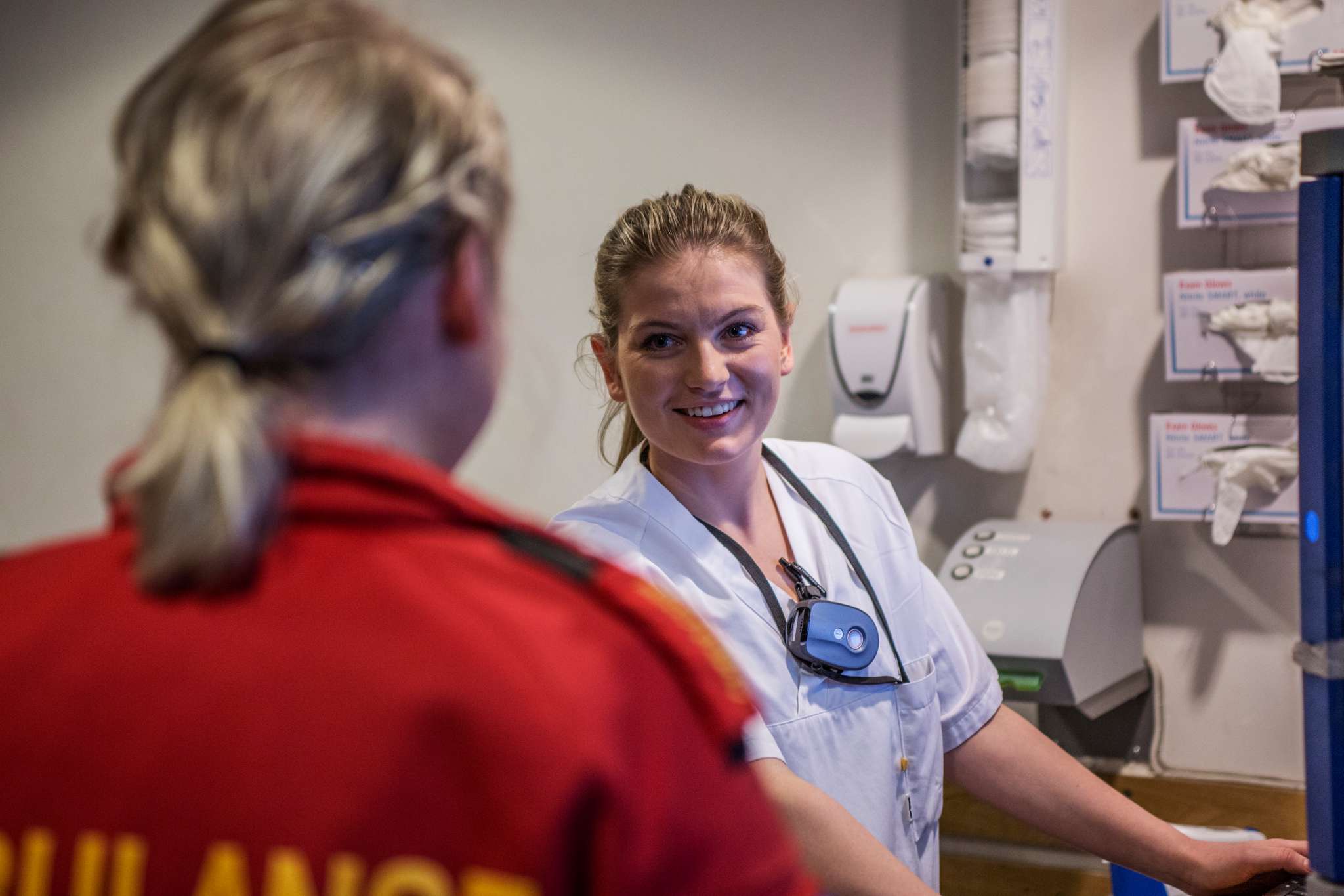 Ambulansearbeider i samtale med helsepersonell på Legevakta