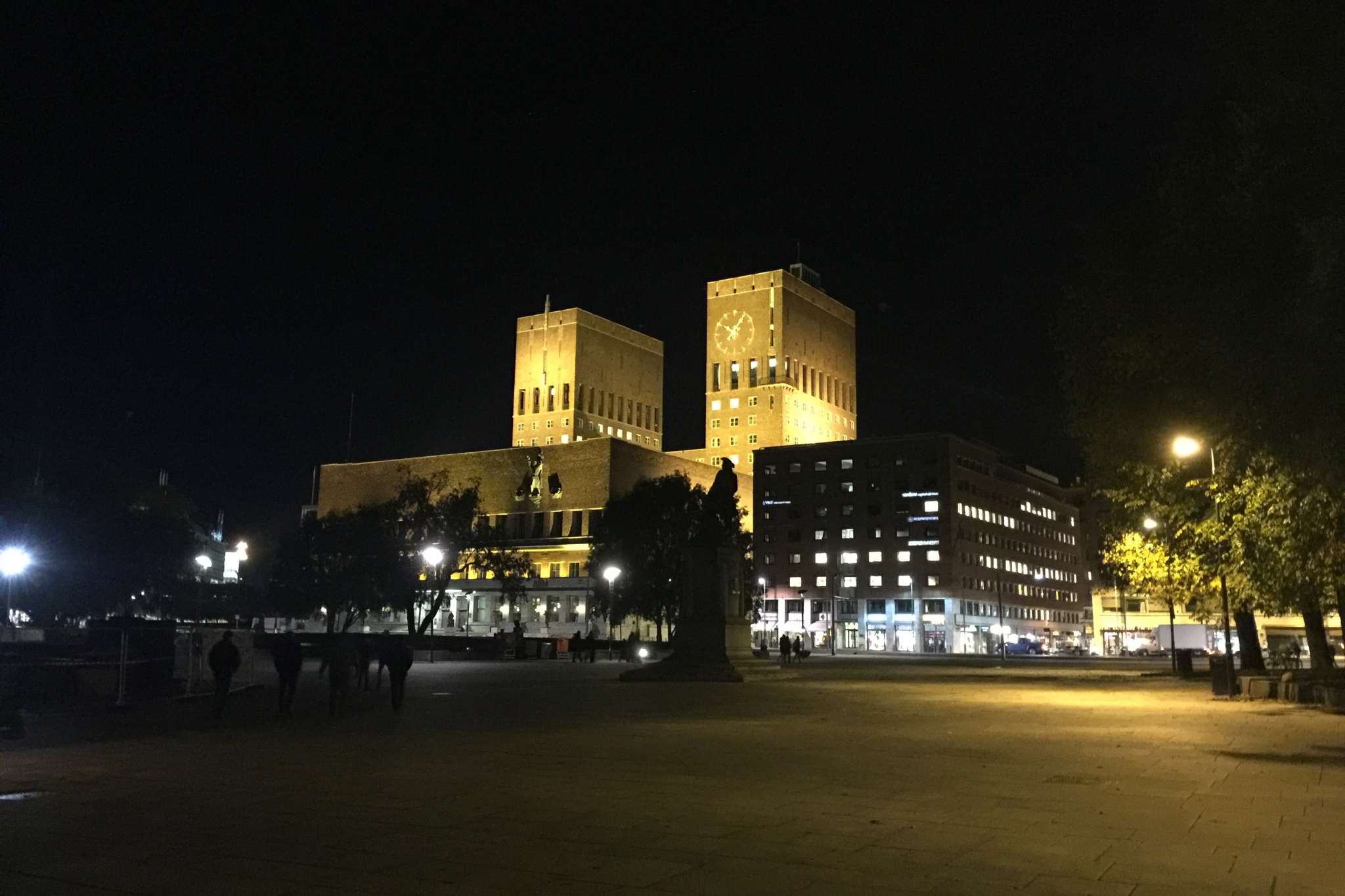 Mobilfoto av Oslo rådhus opplyst på kveldstid