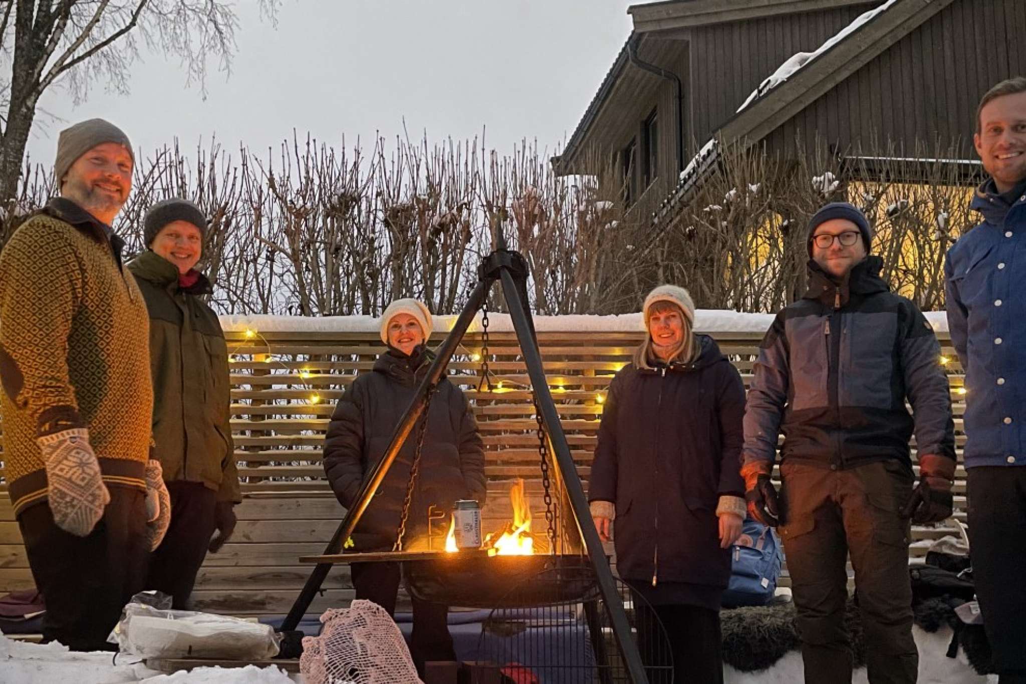 Team veiviser står rundt en bålpanne