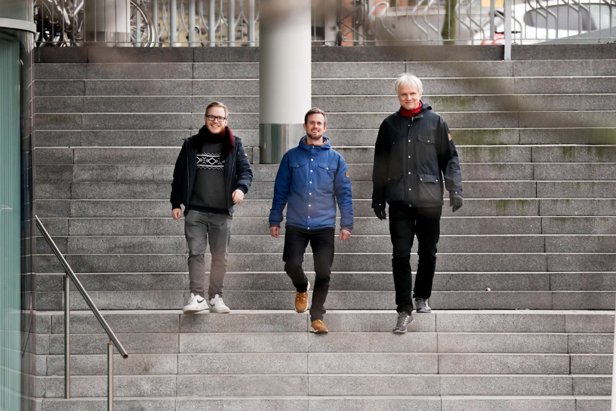 Tre menn går ned en trapp. Personene er deler av Team Veiviser. Alexander Wiig Sørensen, Per Halvor Tryggeseth og Håkon von Hirsch