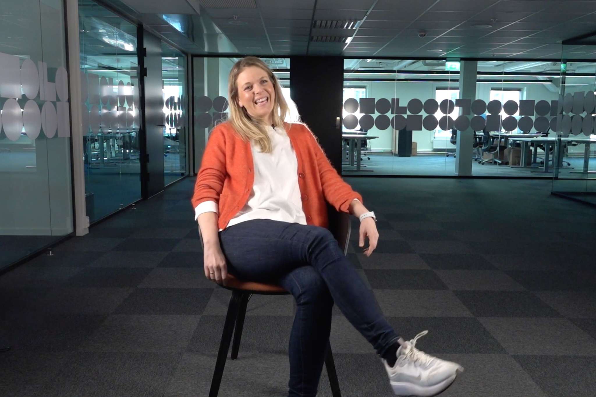 Leende Anne som intervjues i tomt lokale