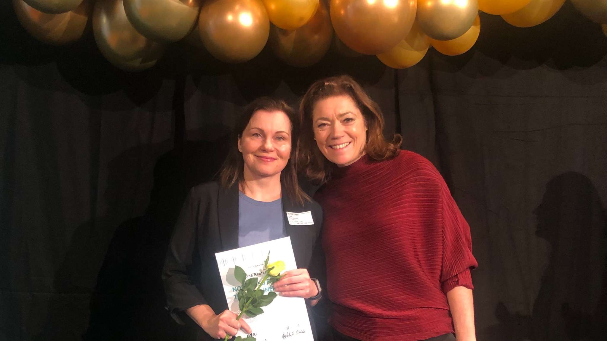Tine Reuterdahl og Kristin Skogen Lund på scenen under prisutdeling.