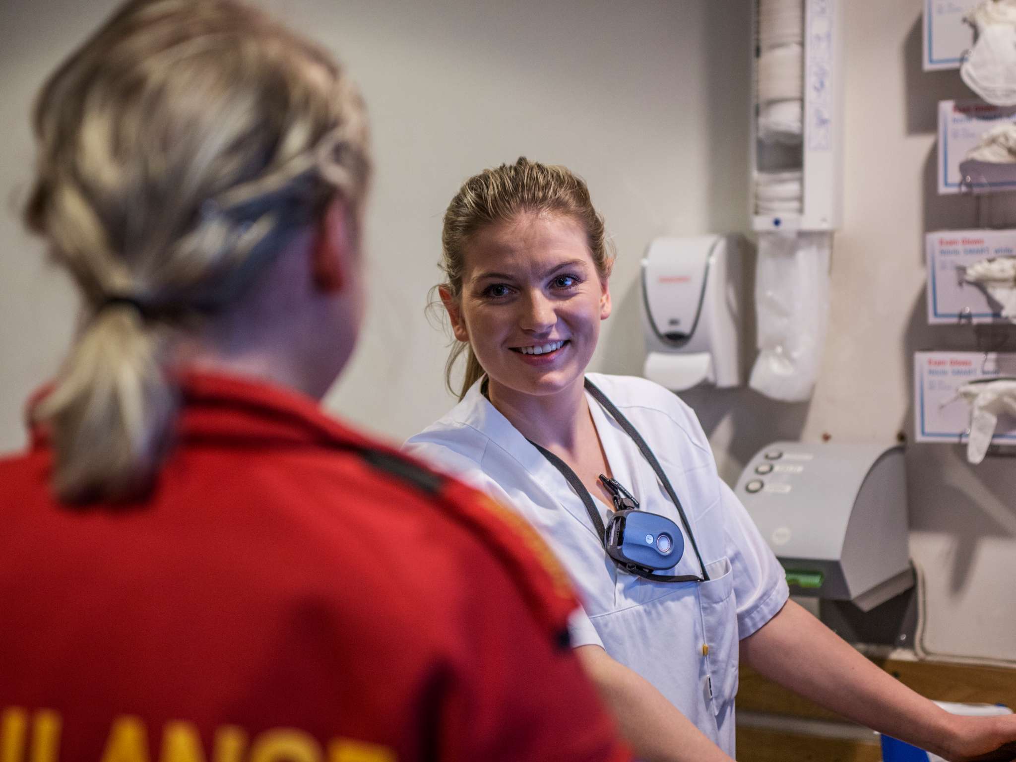 Ambulansearbeider i samtale med helsepersonell på Legevakta