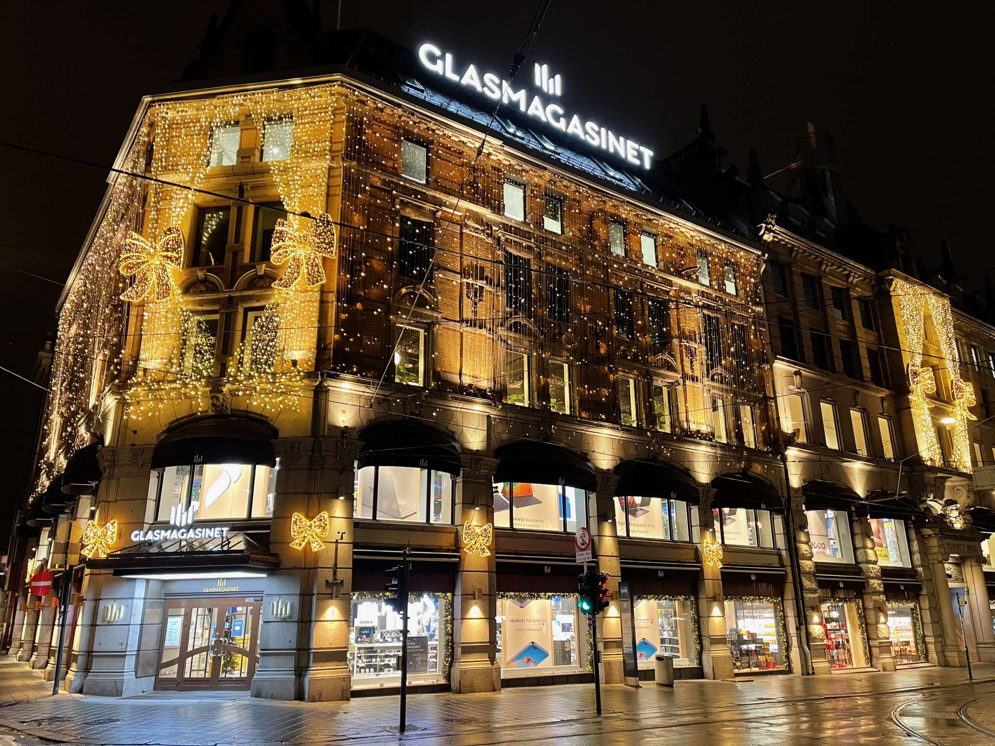 Julebelyst fasadebilde av Glasmagasinet