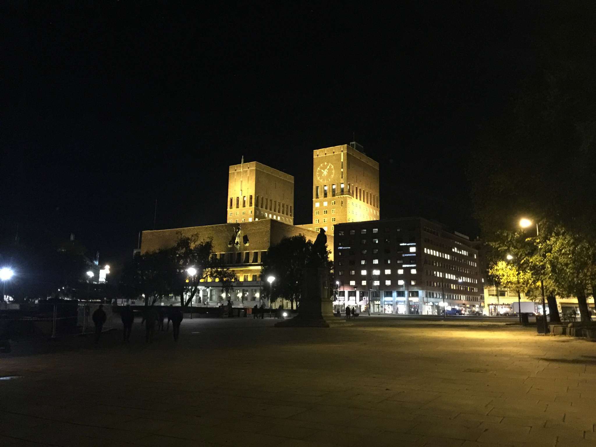 Mobilfoto av Oslo rådhus opplyst på kveldstid