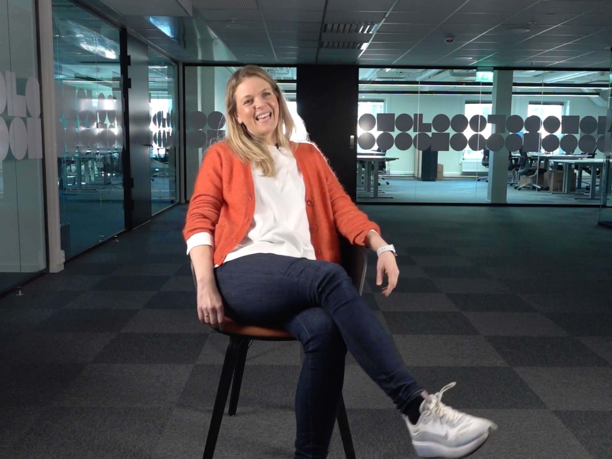 Leende Anne som intervjues i tomt lokale