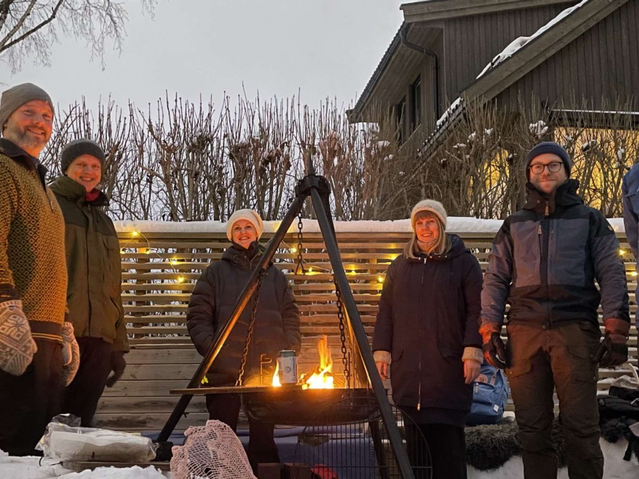 Team veiviser står rundt en bålpanne