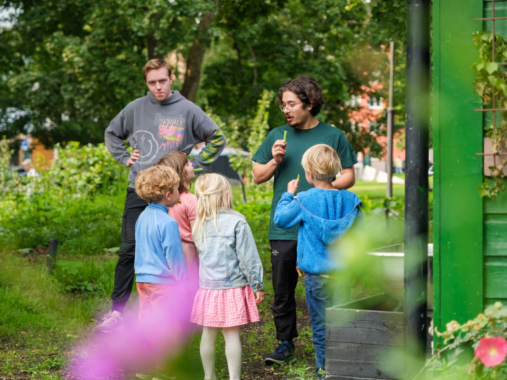 Barnehagebarn på besøk hos Løkkabonden i Sofienbergparken
