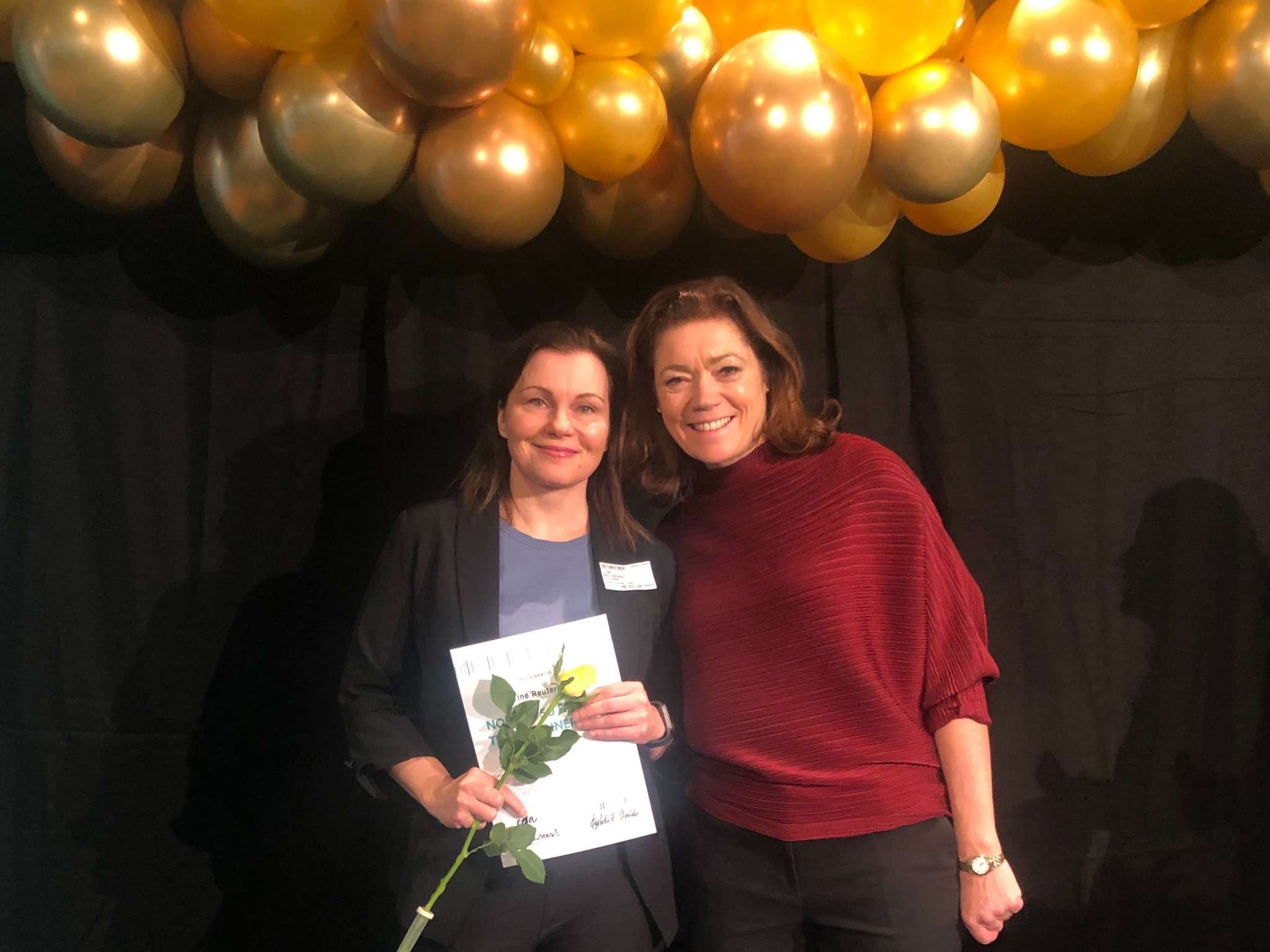Tine Reuterdahl og Kristin Skogen Lund på scenen under prisutdeling.