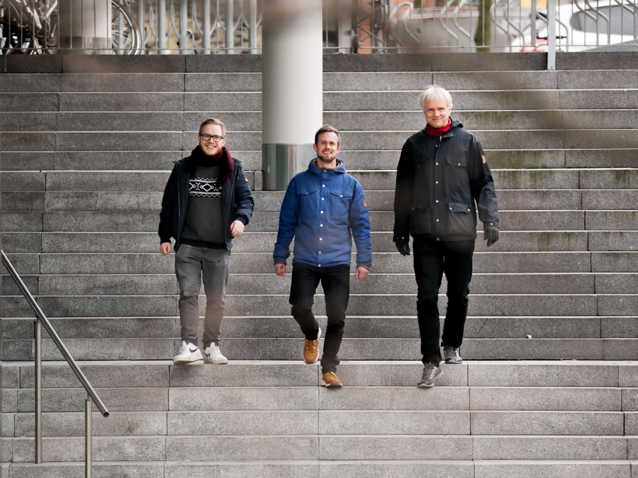Tre menn går ned en trapp. Personene er deler av Team Veiviser. Alexander Wiig Sørensen, Per Halvor Tryggeseth og Håkon von Hirsch
