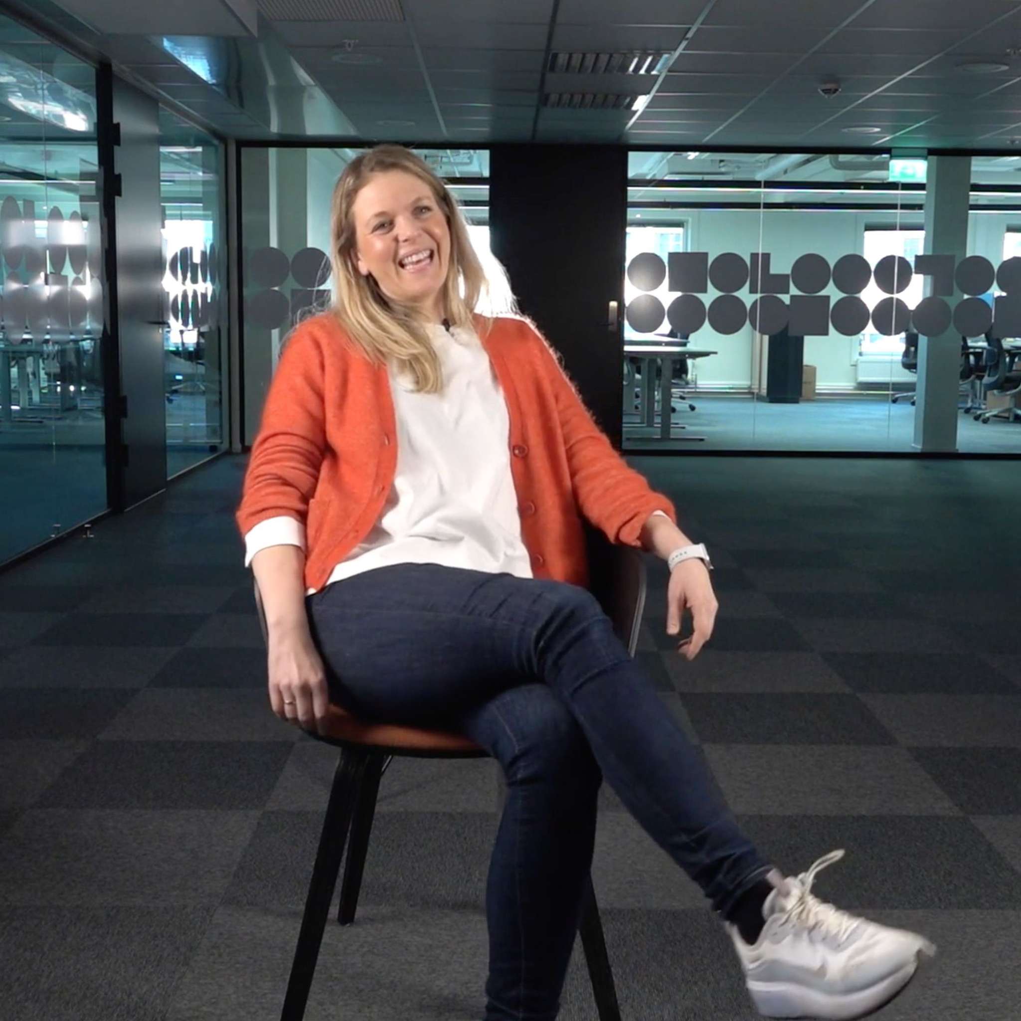 Leende Anne som intervjues i tomt lokale
