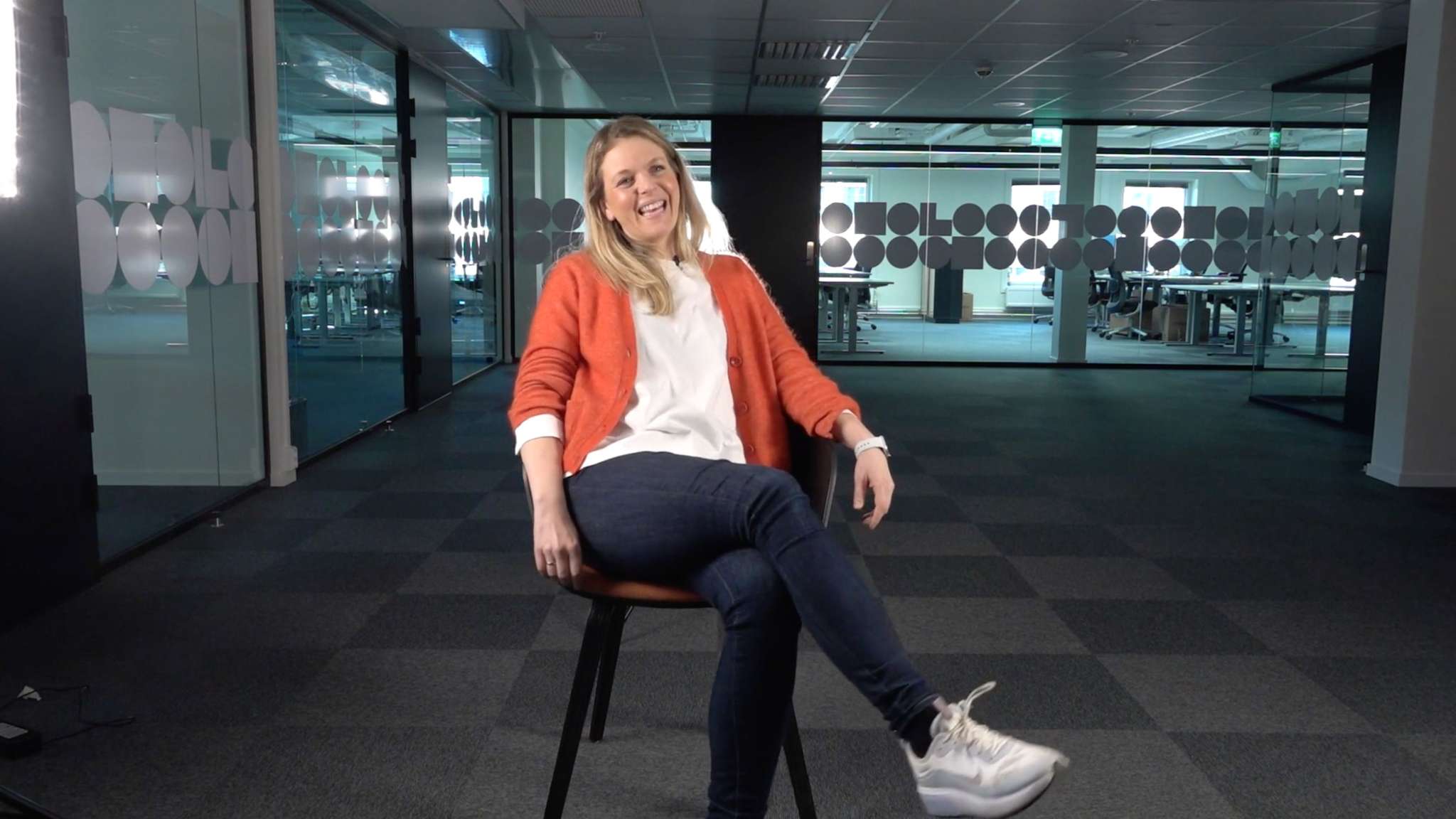 Leende Anne som intervjues i tomt lokale