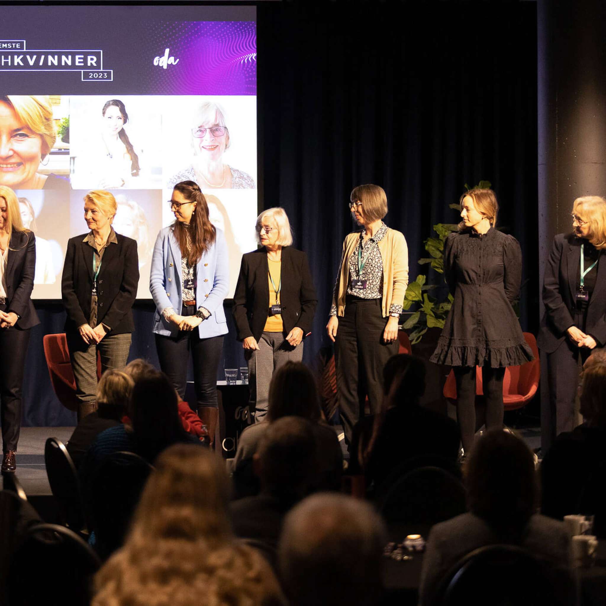 Kvinner på scenen under tech-kåring, foto