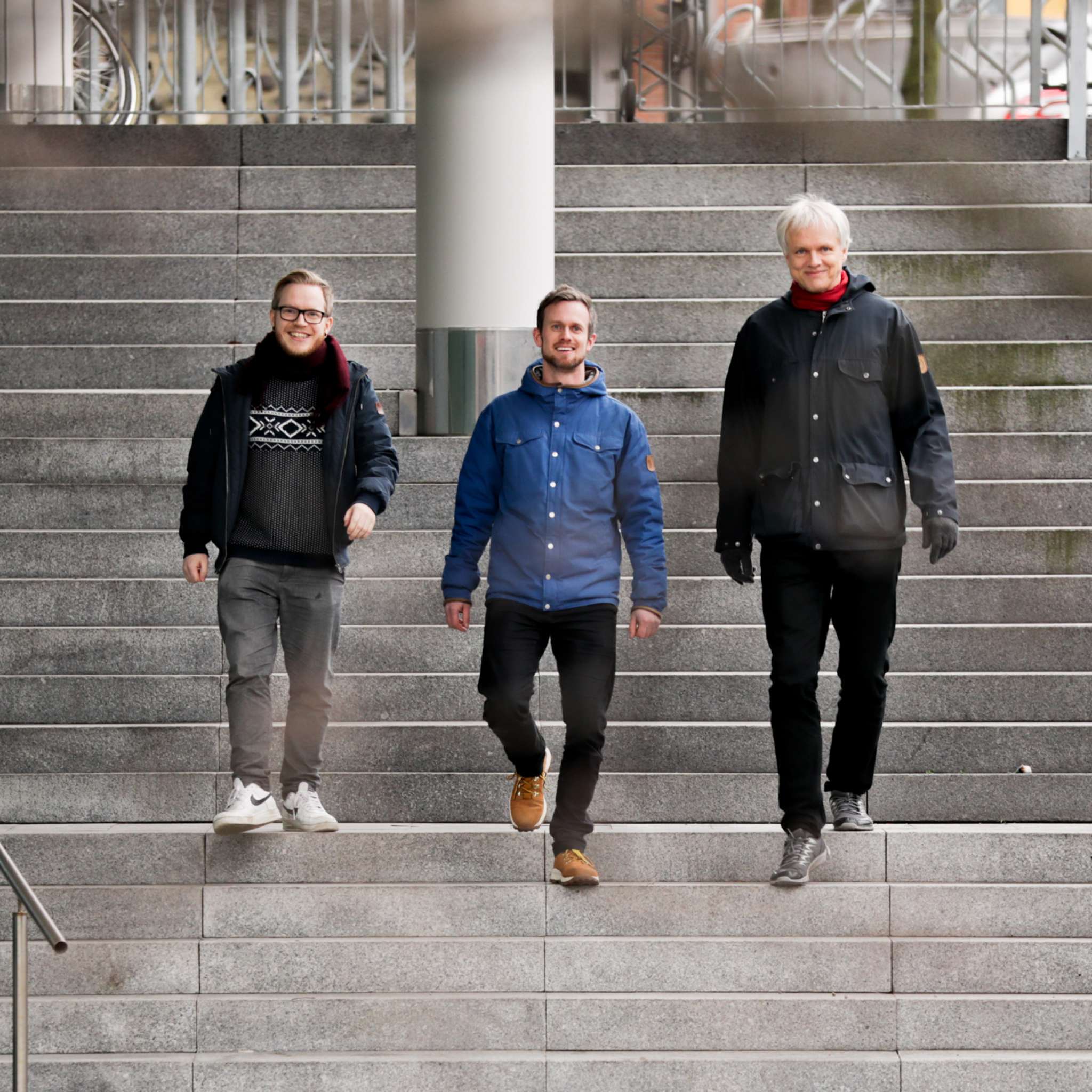 Tre menn går ned en trapp. Personene er deler av Team Veiviser. Alexander Wiig Sørensen, Per Halvor Tryggeseth og Håkon von Hirsch