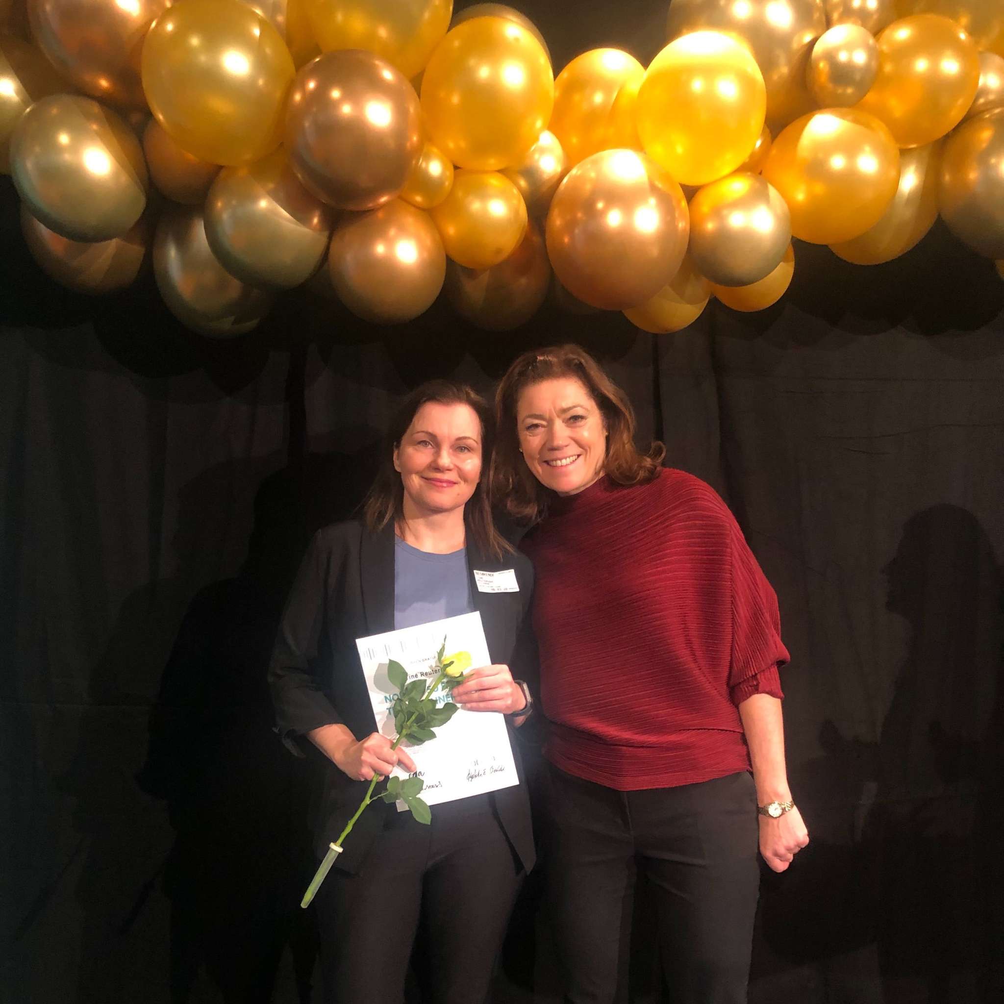 Tine Reuterdahl og Kristin Skogen Lund på scenen under prisutdeling.
