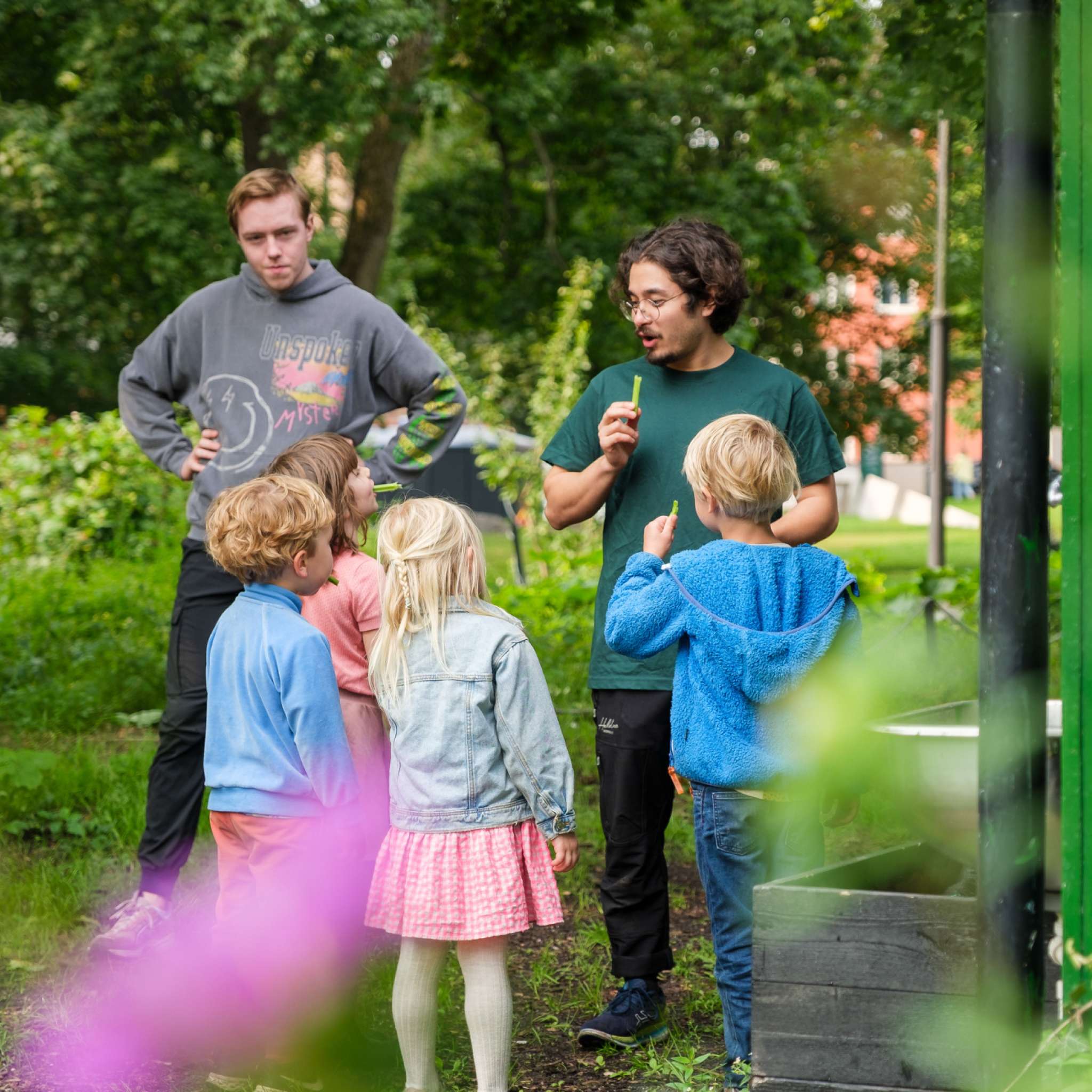 Barnehagebarn på besøk hos Løkkabonden i Sofienbergparken