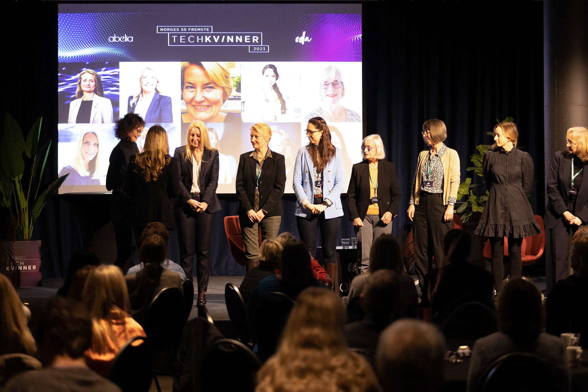 Kvinner på scenen under tech-kåring, foto