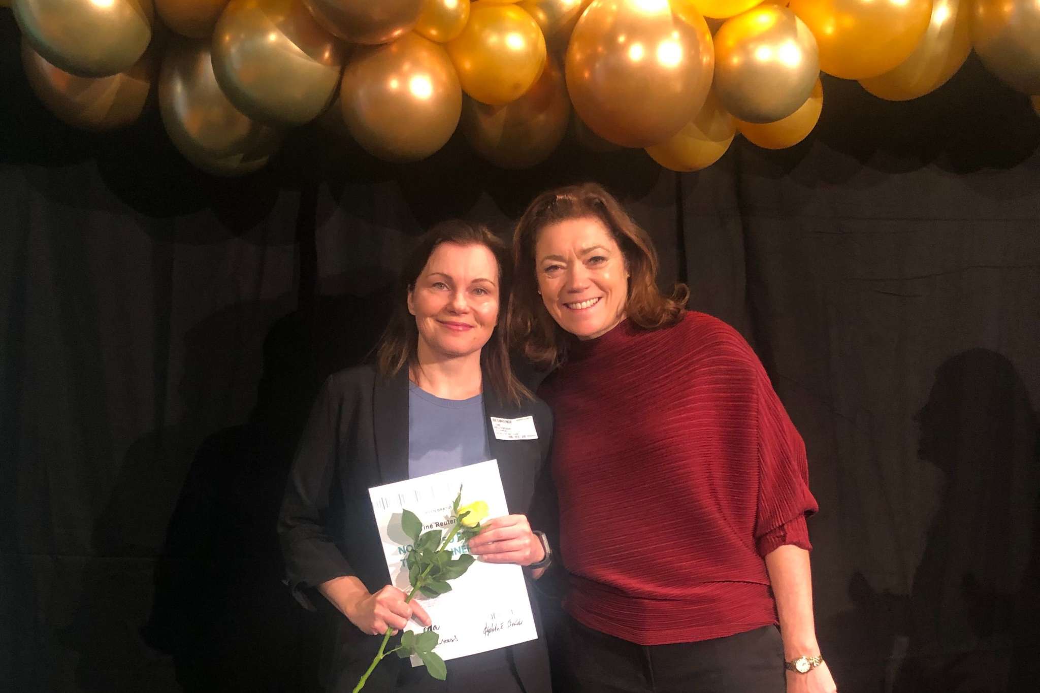 Tine Reuterdahl og Kristin Skogen Lund på scenen under prisutdeling.